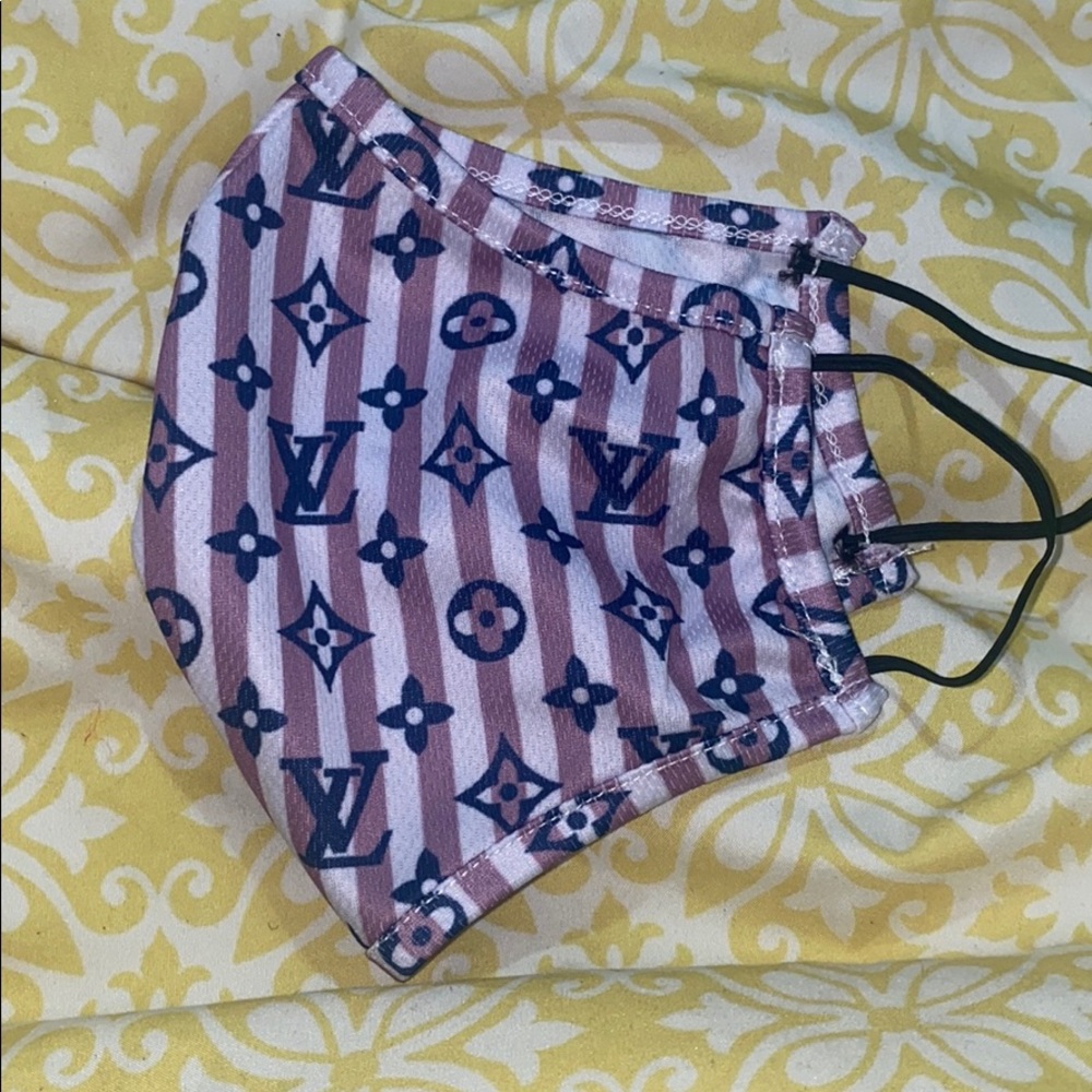 NWOT mask purplish with navy